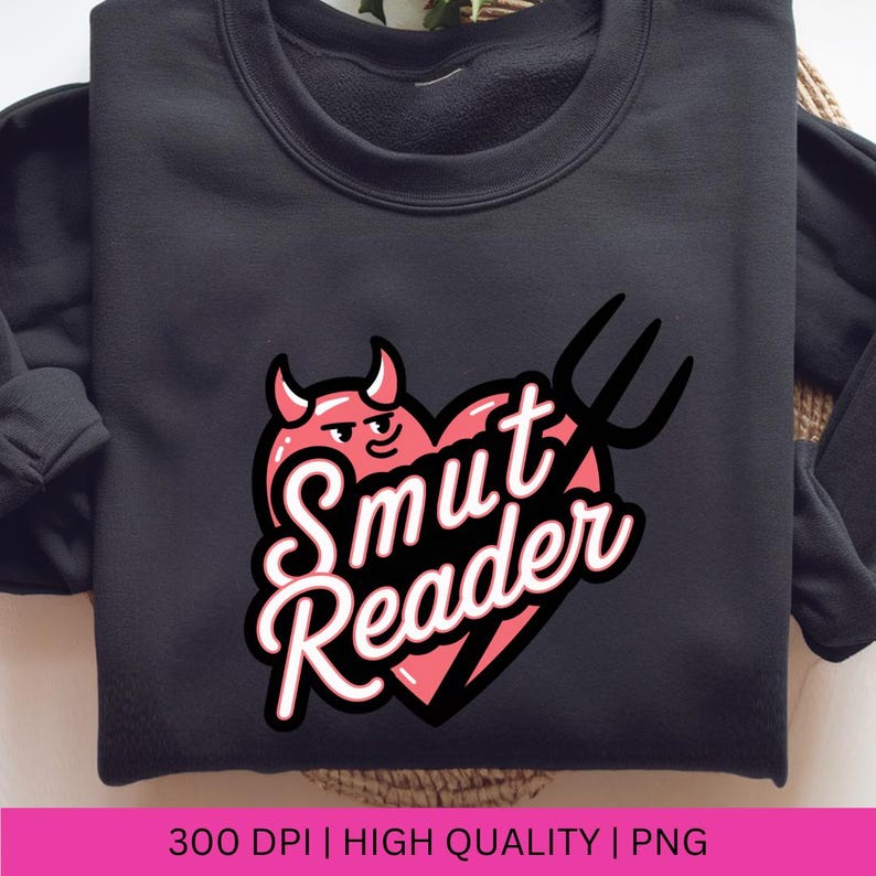 Pu&ograve; includere: Felpa nera con una grafica a forma di cuore diabolico rosa e le parole "Smut Reader" in corsivo bianco. Un forcone nero &egrave; accanto al cuore. La parte inferiore dell'immagine contiene il testo "300 DPI | HIGH QUALITY | PNG".