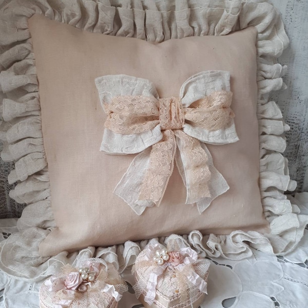 Housse de coussin Noeud dentelle ancienne, coussin décoratif français, coussin en lin rose poudré avec volants