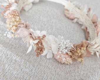 Roze en witte krans van gedroogde bloemen