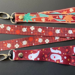 Puede incluir: Cuatro cordones diferentes de color rojo y blanco con cierres plateados. Los cordones presentan varios diseños, incluyendo un patrón de cuadros, un patrón floral y un patrón con fantasmas de dibujos animados.