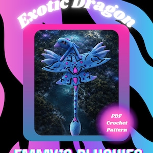 Może przedstawiać: Niebiesko-różowy pluszowy smok z szydełka z napisem "Exotic Dragon" i "EMMY'S PLUSHIES". Smok ma długi ogon i rozłożone skrzydła. Obraz zawiera również tekst "PDF Crochet Pattern".