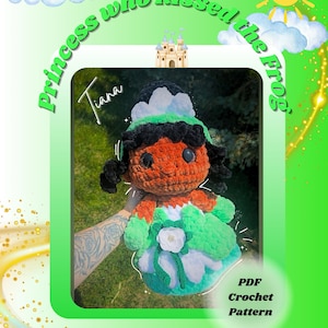 Puede incluir: Muñeca de ganchillo de la Princesa Tiana, con un vestido y sombrero verdes y blancos, cabello negro y tez morena. La imagen incluye el texto "Princess who kissed the Frog" y "PDF Crochet Pattern".