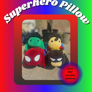 Puede incluir: Cuatro cojines de ganchillo con forma de personajes, incluyendo una figura verde con pelo negro, una figura de cara amarilla con pelo negro, una figura roja con ojos blancos y una figura negra con ojos blancos. Texto: Superhero Pillow y 4 in 1 PDF Crochet Pattern.