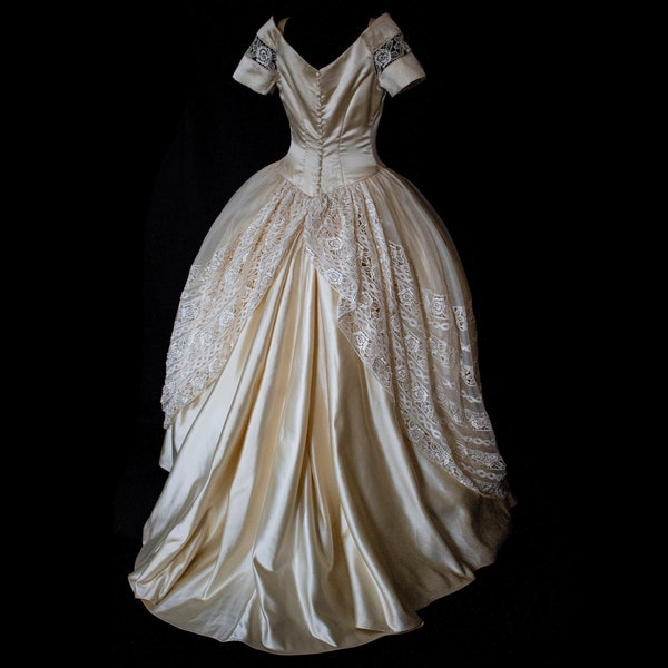 210 - Such a Beautiful Princess Bride! Vintage princess wedding dress/Precious organza lace macramé silk satin wedding dress