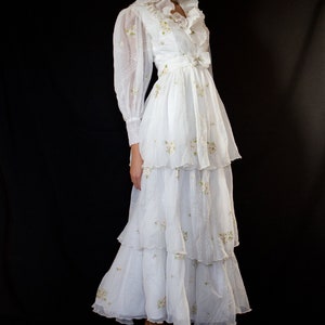 180 - How to capture the magic of the moment..Original 1970s Vintage wedding dress/Boho chic wedding dress/Flounced floral wedding dress