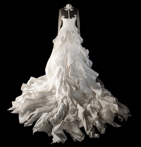 021 On entre dans l univers sophistique d Enzo Miccio. Robe de mariee d Enzo Miccio pour Atelier NICOLE Milano Robe de mariee a queues volantees Etsy France