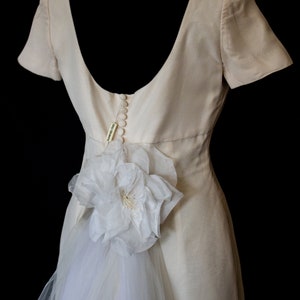 169 – Lob der Eleganz Vintage-Brautkleid von Lorenzo Riva/Etuikleid mit Tüllschwanz und Stickerei/Edles Haute-Couture-Brautkleid