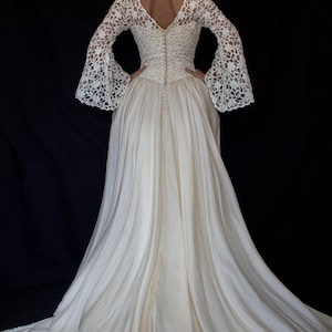 230 - A timeless classic Vintage wedding dress in silk organza and lace/A-Line classic ivory color silk and lace