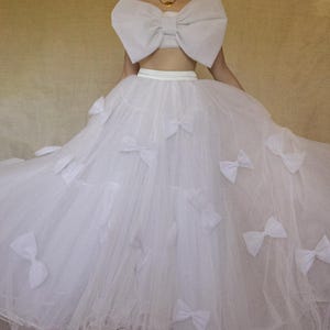236 - Tvådelad brudklänning i vit tyll: crop top och maxikjol med rosetter. Extravagant klänning i Marie Antoinette-stil, elegant och bohemisk.
