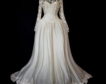 230 - A timeless classic Vintage wedding dress in silk organza and lace/A-Line classic ivory color silk and lace