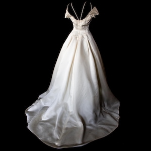 258 - A delightful Princess wedding dress Vintage wedding dress in silk and embroidery/Princess model wedding dress in silk and embroidery