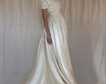 246 - Journey into the world of emotions Vintage Princess wedding dress/Princess model wedding dress in silk satin and macramé lace