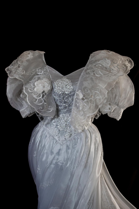 ヴィンテージウェディングドレス　90年代 ウエディングドレス レトロ婚 花嫁 サテン 純白 昭和風写真 前