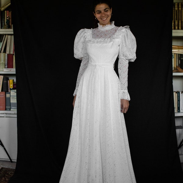 131 - A timeless evergreen Vintage 70s wedding dress/Boho chic wedding dress/White lace wedding dress/Rustic country dress