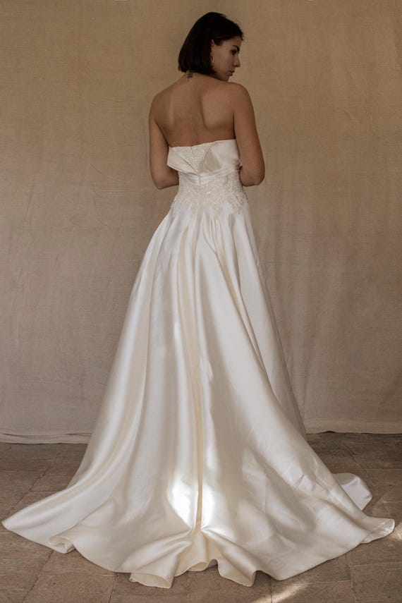 316 - Vintage White Silk Mikado Wedding Dress: A-Line Gown with Sweetheart Bodice, Tonal Embroidery & Cathedral Train. Classic Bridal Gown. 316 - Vintage White Silk Mikado Wedding Dress: A-Line Gown with Sweetheart Bodice, Tonal Embroidery & Cathedral Train. Classic Bridal Gown.