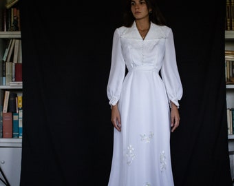 150 - Bucolic and retro wedding..Original 70s vintage wedding dress/white wedding dress with lace and flowers/country chic wedding dress