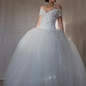 250 - Tulle always makes you dream/Vintage wedding dress from the late 1950s in tulle and macramé lace/Princess wedding dress in tulle, lace