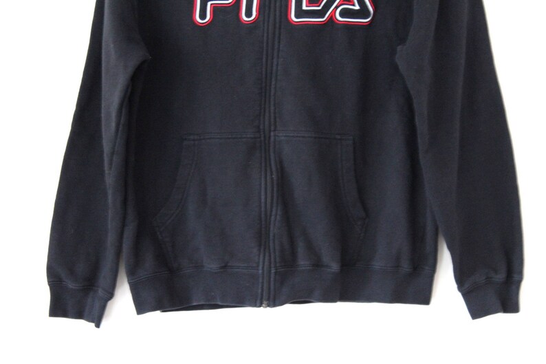 90er Jahre Fila Jacke, Vintage Fila Hoodie Pullover, schwarz Fila Sweatshirt, Hip Hop Fila Trainingsanzug, Fila Sport Jacke, großes Logo, Fila Top, ... 90er Jahre Fila Jacke, Vintage Fila Hoodie Pullover, schwarz Fila Sweatshirt, Hip Hop Fila Trainingsanzug, Fila Sport Jacke, großes Logo, Fila Top, ...
