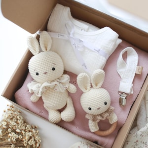 Confezione regalo neonato L - coperta in lana merino, body neonato 62, orsetto o coniglietto di peluche, sonaglio, clip per ciuccio