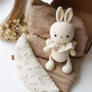 Scatola regalo neonato M - coperta in lana di bambù, orsetto o coniglietto di peluche, cuscino con semi di noccioli di ciliegia