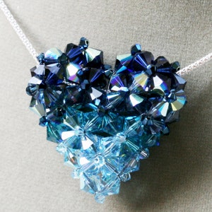 girocollo con catenina in argento 925, 45 cm e pendente cuore 3D realizzato a mano in Italia con cristalli Swarovski colore Blu in 4 gradazioni.