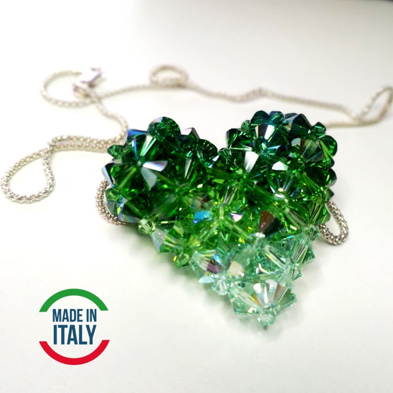 girocollo con catenina in argento 925 45 cm e pendente cuore 3D realizzato a mano in Italia con cristalli Swarovski colore Verde in 4 gradazioni.