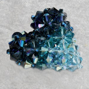 Cuore 3D realizzato a mano in Italia con cristalli Swarovski colore Blu in 4 gradazioni.