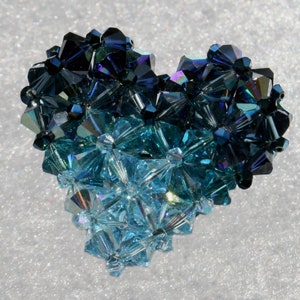 Cuore 3D realizzato a mano in Italia con cristalli Swarovski colore Blu in 4 gradazioni.
