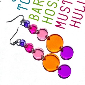 Örhängen i akryl med geometriska cirklar // Konstnärliga // Accessoarer // Statement-piece // Moderna // Djärva // Roliga // Transparenta