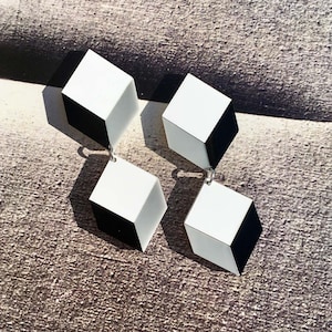Boucles d&#39;oreilles en acrylique à motif graphique géométrique // Accessoire // Pièce marquante // Architecture // Op Art // Illusion d&#39;optique