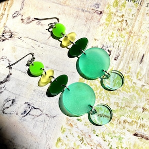 Boucles d’oreilles acryliques géométriques vertes et jaunes // Artsy // Accessoire // Statement Piece // Post Modern // Audacieux // Ludique // Coloré