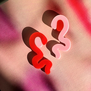 Pendientes modernos con garabatos geométricos de acrílico // Accesorio // Pieza llamativa // Rojo y rosa // Arte abstracto // Artístico // Atrevido // Gráfico