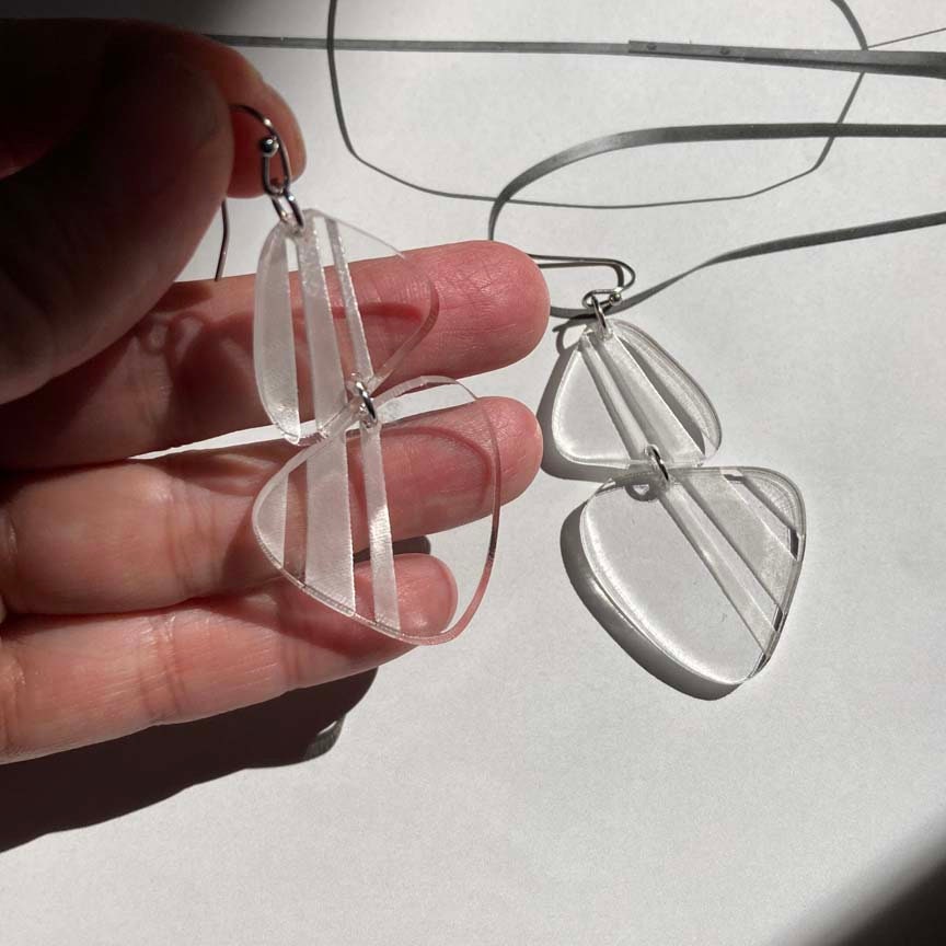 アクセサリー Mame Organic motif Glass Earrings clear Acrylic Etched Organic Geometric Earrings // Artsy