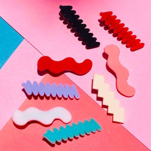 Pinces à cheveux modernes en acrylique ondulées // Accessoire // Pièce tendance // Cadeau // Modernisme // Broche à cheveux mod // Artsy // New Wave