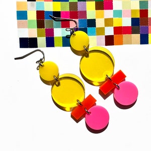 Boucles d’oreilles post-modernes géométriques acryliques // Accessoire // Pièce de déclaration // Art portable // Artsy // Ludique // Compositions colorées