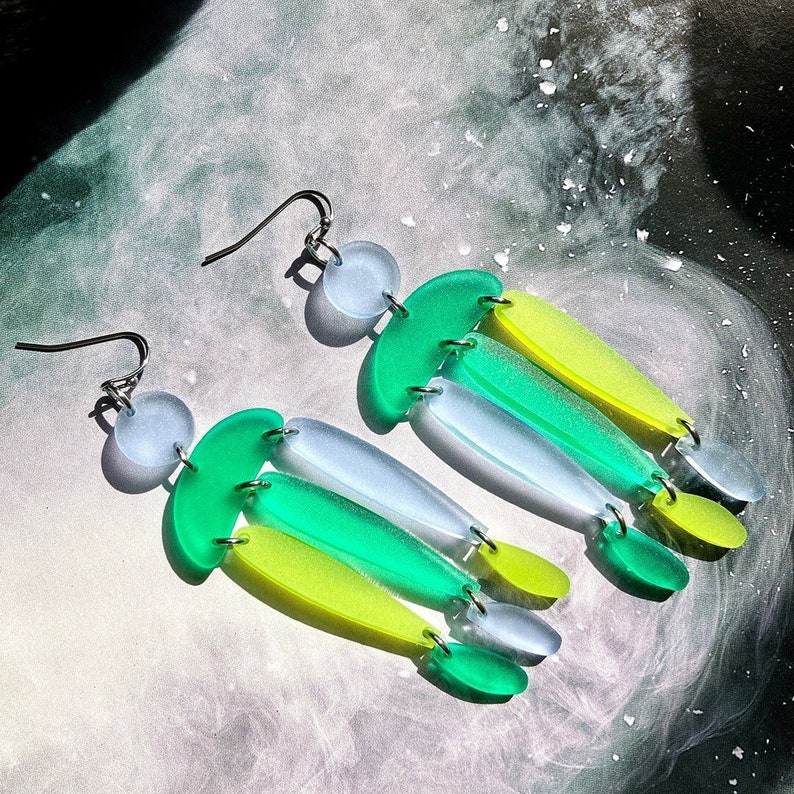 Boucles d'oreilles lustre géométriques en acrylique // Accessoire // Pièce tendance // Architectural // Mid Century // Moderne // Artsy // Jaune et vert image 1