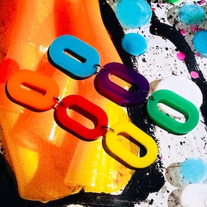 Boucles d'oreilles géométriques en acrylique à maillons // Artsy // Chaînes // Accessoire // Pièce tendance // Arc-en-ciel // Fierté // Coloré