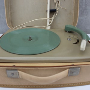 Vintage Philips-platenspeler, draagbare draaitafel jaren 50, authentiek retro muziekaudioapparaat, klassiek analoog vinylgeluidssysteem, plateau