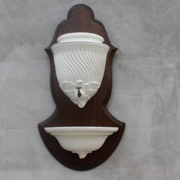 Weiße Fayence Wandfontäne, Made in Italy, Wandbehang Garten Accessoire auf Holzbrett montiert