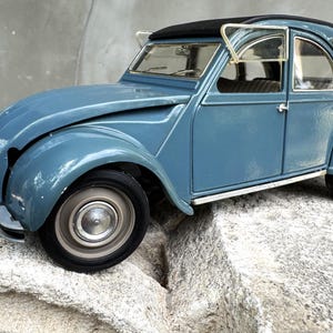 Vintage Solido Citroën 2CV Model Car 1:17 Scale Diecast Collectible French Classic Retro Toy Car Gift for Auto Enthusiasts