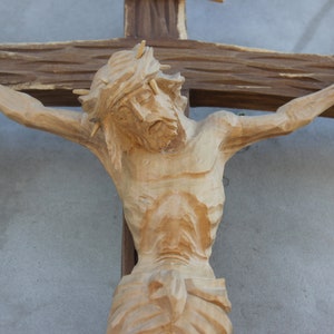 Handgeschnitztes hölzernes Kruzifix-Wandkreuz mit Jesus Christus-Skulptur, natürliches hölzernes religiöses Dekor, christlicher Hauptaltar-Kunst