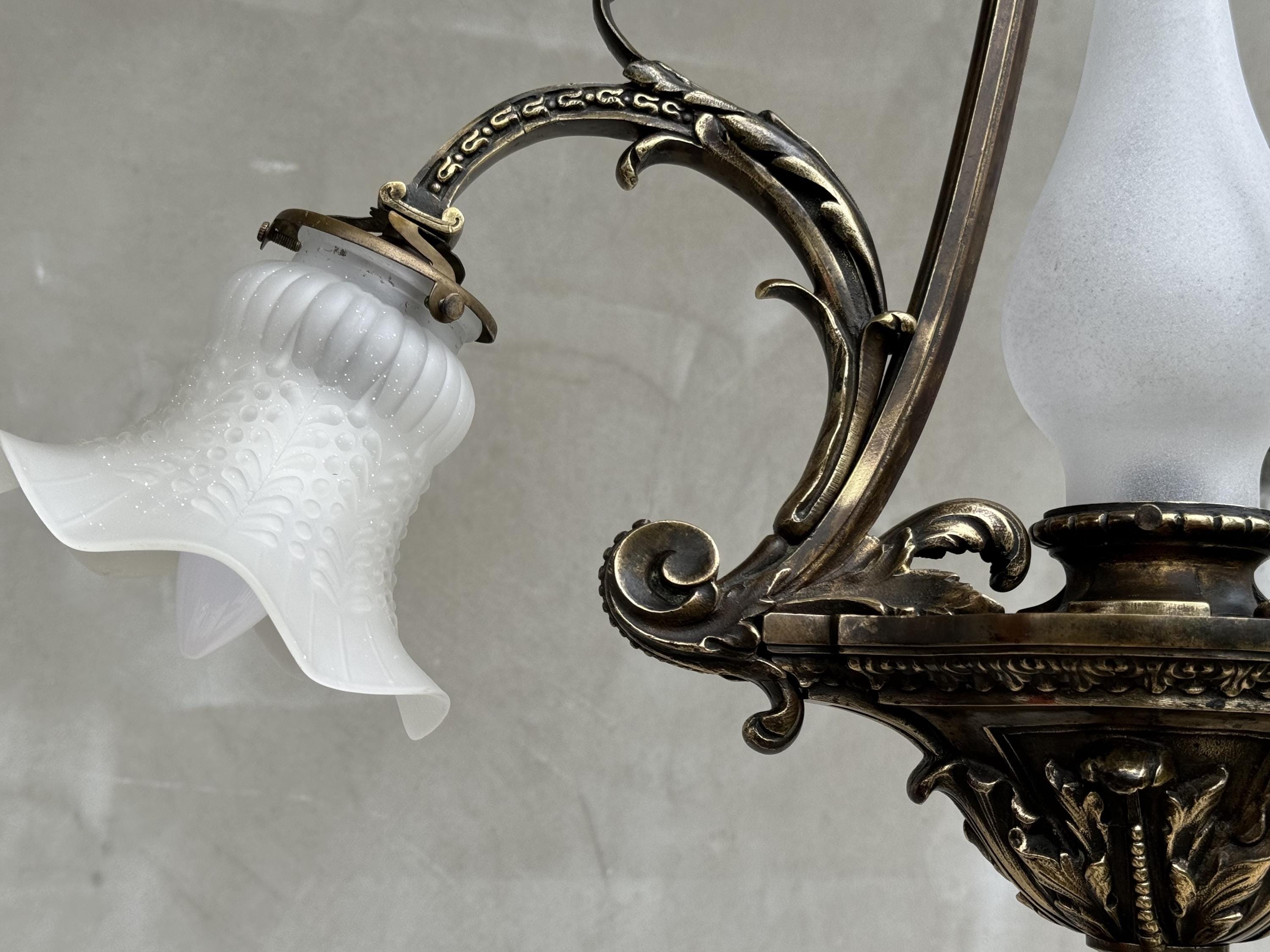アンティークブロンズシャンデリア：ロココ調フロストガラスペンダント