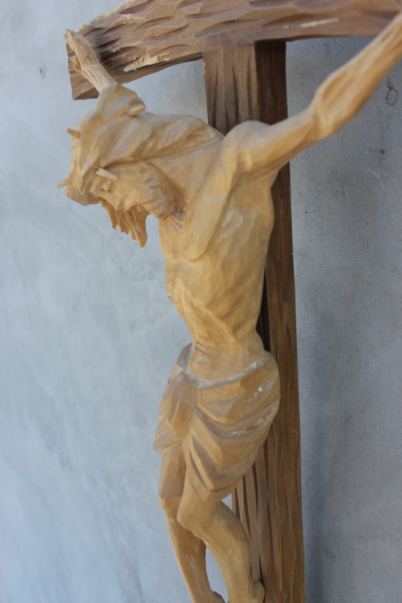 手彫りの木製十字架：イエス・キリストの彫刻、キリスト教の祭壇芸術