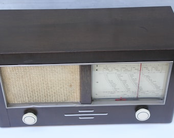 Vintage Loewe Opta Radio: 1940s German Broadcast Receiver