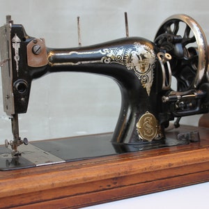 Antica macchina da cucire a manovella Stoewer con accessori e custodia -   Italia