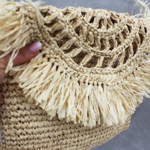 Boho Raffia Clutch Bag Handmade Woven Straw Purse with Fringe Summer Beach Resort Bag Natural Rattan Foldover Evening Clutch