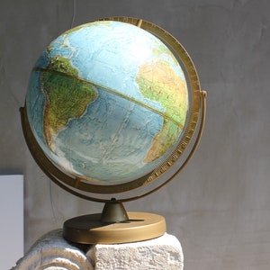 Mappamondo vintage su supporto in metallo, decorazione con mappa retrò per la casa o l'ufficio, fascino classico della cartografia