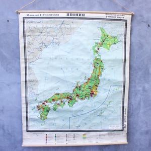 Puede incluir: Mapa antiguo de Japón, con información geográfica detallada. El mapa está impreso en papel envejecido y montado sobre varillas de madera para colgar. Incluye texto en cirílico y japonés, con una escala de 1:2.000.000.
