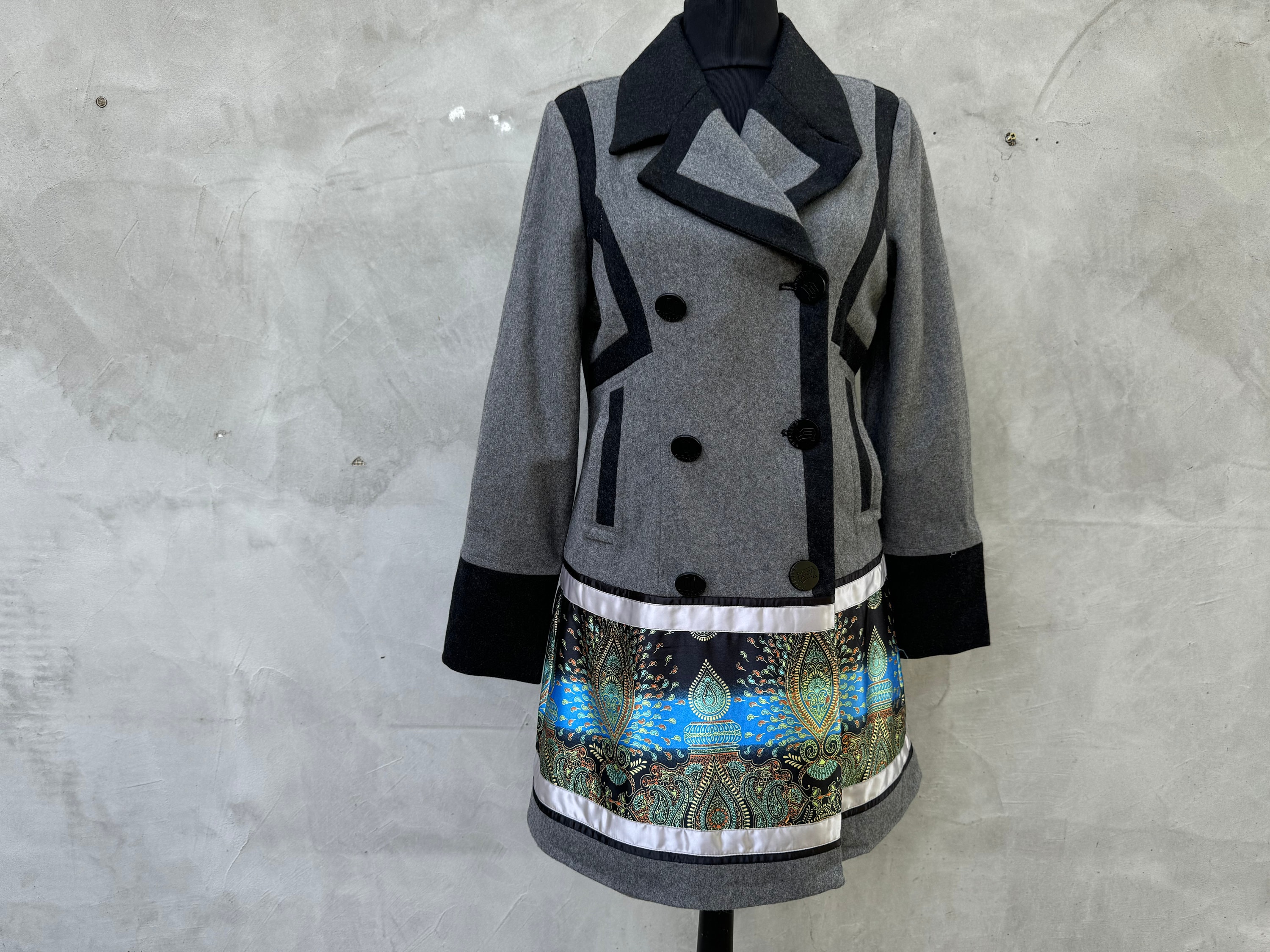 Trench Vintage John Galliano Années 2000 – Matelassé, Imperméable, Motifs Cygnes & Fleurs – Taille 38