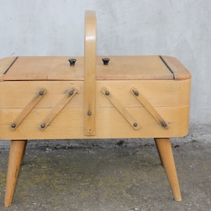 Boîte à couture en bois vintage, Récipient de rangement pour tricot rustique, Organisateur portable d'artisanat en bois, Étui artisanal d'accordéon antique, Travaux d'aiguille